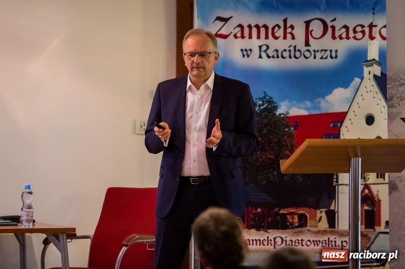 Zdjęcie w galerii na portalu naszraciborz.pl: Pełna MOC możliwości. Jacek Walkiewicz ładował raciborzanom akumulatory wiadomości z regionu