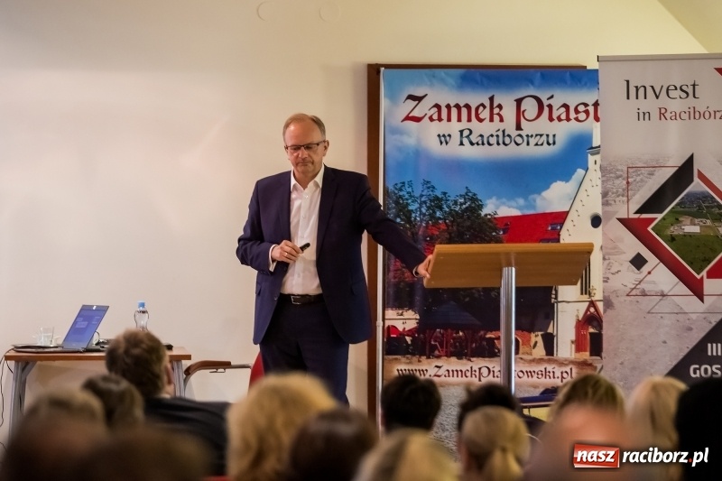 Zdjęcie w galerii na portalu naszraciborz.pl: Pełna MOC możliwości. Jacek Walkiewicz ładował raciborzanom akumulatory wiadomości z regionu