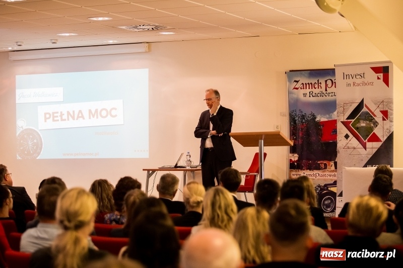 Zdjęcie w galerii na portalu naszraciborz.pl: Pełna MOC możliwości. Jacek Walkiewicz ładował raciborzanom akumulatory wiadomości z regionu