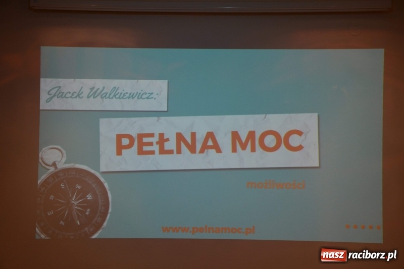 Zdjęcie w galerii na portalu naszraciborz.pl: Pełna MOC możliwości. Jacek Walkiewicz ładował raciborzanom akumulatory wiadomości z regionu