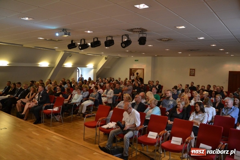 Zdjęcie w galerii na portalu naszraciborz.pl: Pełna MOC możliwości. Jacek Walkiewicz ładował raciborzanom akumulatory wiadomości z regionu