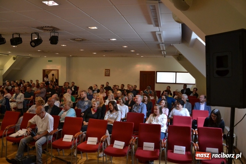 Zdjęcie w galerii na portalu naszraciborz.pl: Pełna MOC możliwości. Jacek Walkiewicz ładował raciborzanom akumulatory wiadomości z regionu