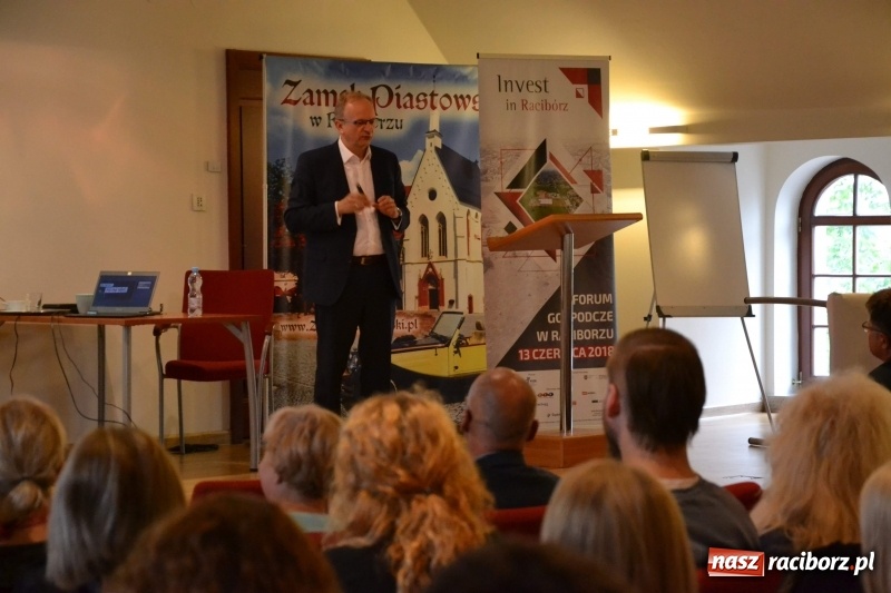 Zdjęcie w galerii na portalu naszraciborz.pl: Pełna MOC możliwości. Jacek Walkiewicz ładował raciborzanom akumulatory wiadomości z regionu