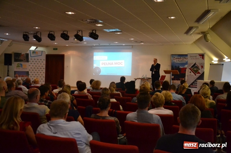 Zdjęcie w galerii na portalu naszraciborz.pl: Pełna MOC możliwości. Jacek Walkiewicz ładował raciborzanom akumulatory wiadomości z regionu