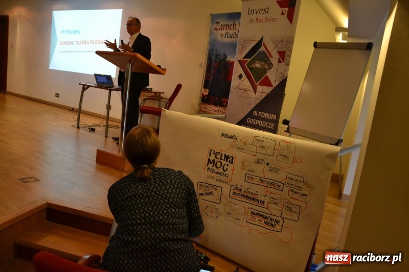 Zdjęcie w galerii na portalu naszraciborz.pl: Pełna MOC możliwości. Jacek Walkiewicz ładował raciborzanom akumulatory wiadomości z regionu