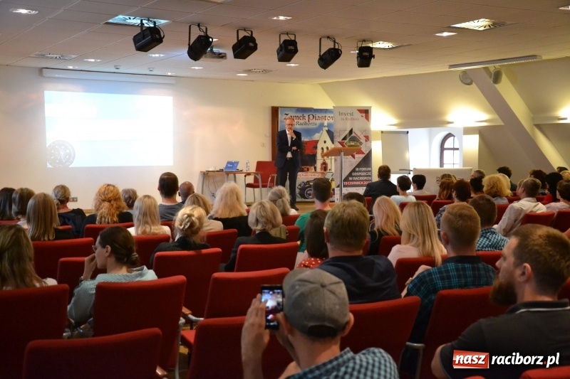 Zdjęcie w galerii na portalu naszraciborz.pl: Pełna MOC możliwości. Jacek Walkiewicz ładował raciborzanom akumulatory wiadomości z regionu