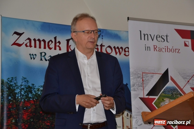 Zdjęcie w galerii na portalu naszraciborz.pl: Pełna MOC możliwości. Jacek Walkiewicz ładował raciborzanom akumulatory wiadomości z regionu