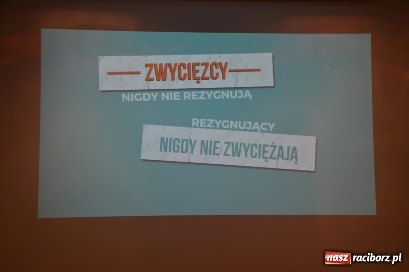 Zdjęcie w galerii na portalu naszraciborz.pl: Pełna MOC możliwości. Jacek Walkiewicz ładował raciborzanom akumulatory wiadomości z regionu