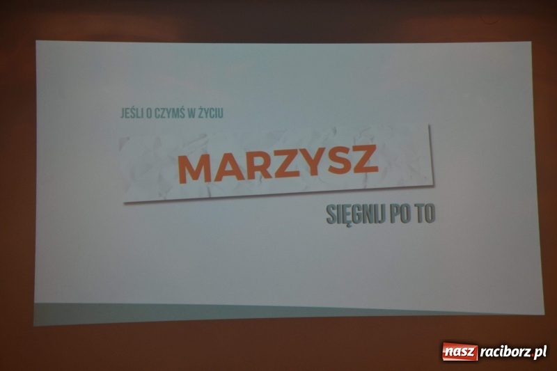 Zdjęcie w galerii na portalu naszraciborz.pl: Pełna MOC możliwości. Jacek Walkiewicz ładował raciborzanom akumulatory wiadomości z regionu