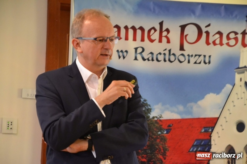 Zdjęcie w galerii na portalu naszraciborz.pl: Pełna MOC możliwości. Jacek Walkiewicz ładował raciborzanom akumulatory wiadomości z regionu