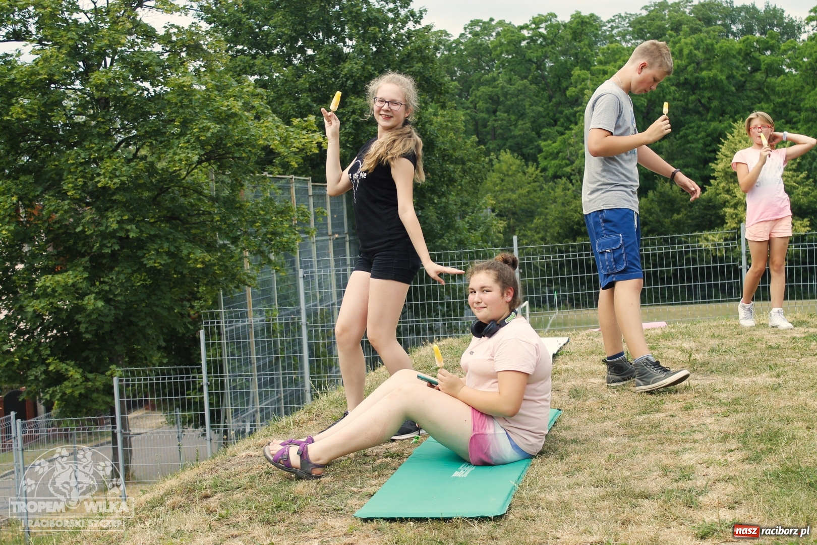 Zdjęcie w galerii na portalu naszraciborz.pl: Biwak na podsumowanie roku szkolnego w ZSP nr 2 wiadomości z regionu