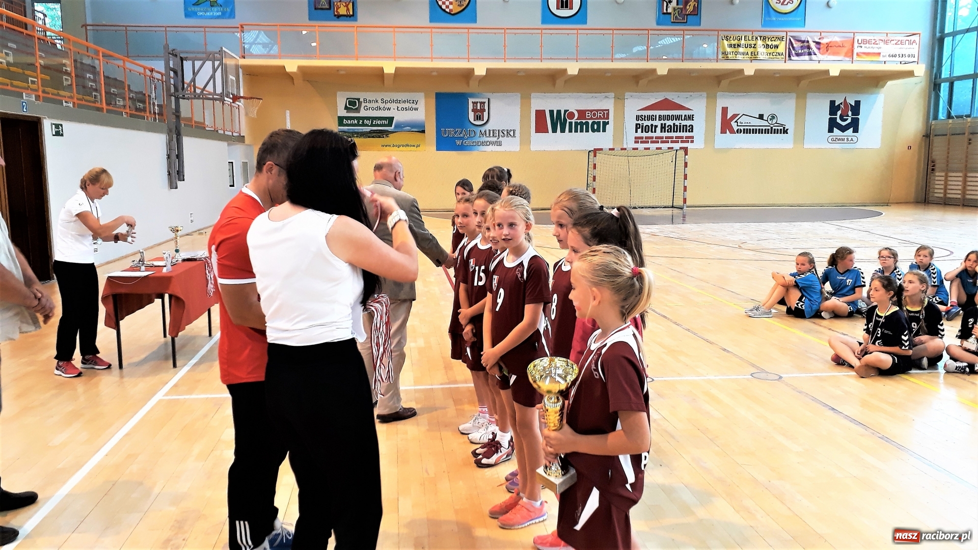 Zdjęcie w galerii na portalu naszraciborz.pl: Piłkarki ręczne Pietrowic zwycięskie w Grodkowie wiadomości z regionu