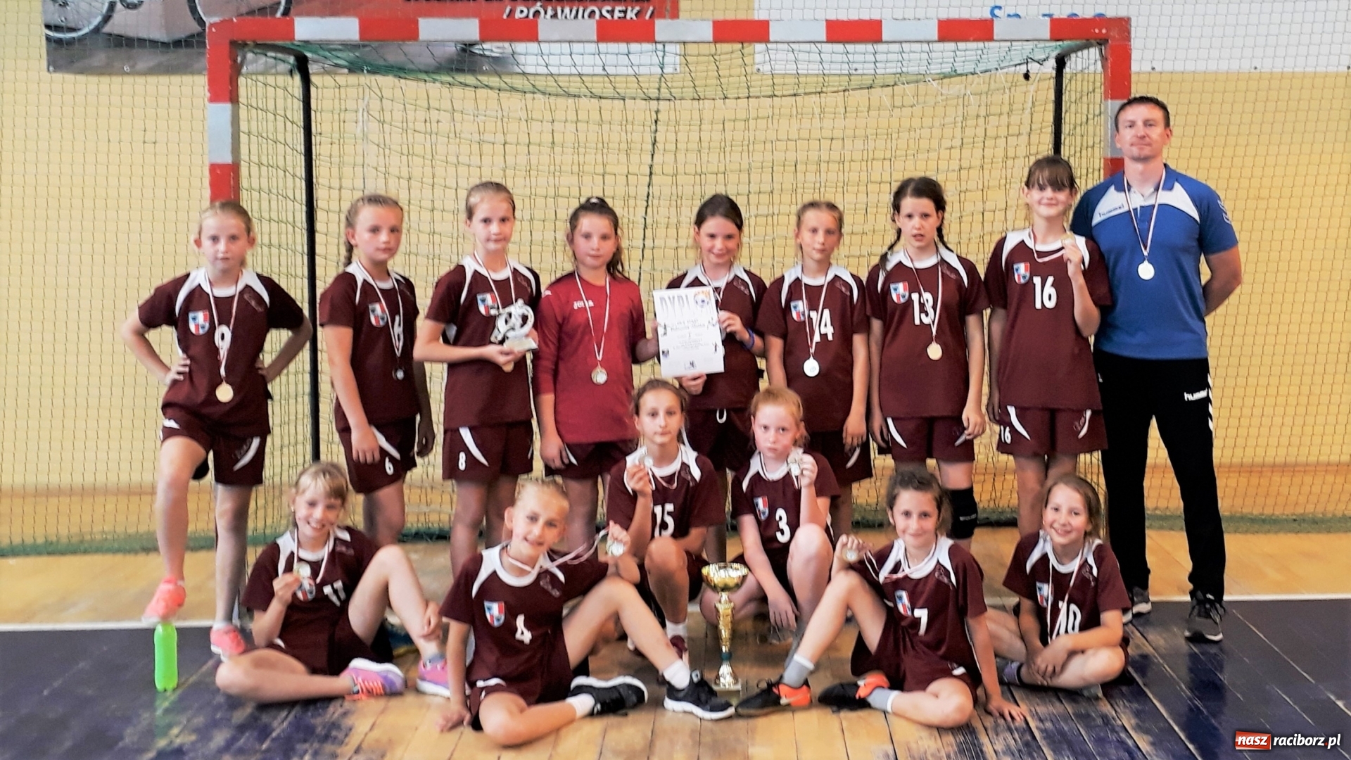 Zdjęcie w galerii na portalu naszraciborz.pl: Piłkarki ręczne Pietrowic zwycięskie w Grodkowie wiadomości z regionu