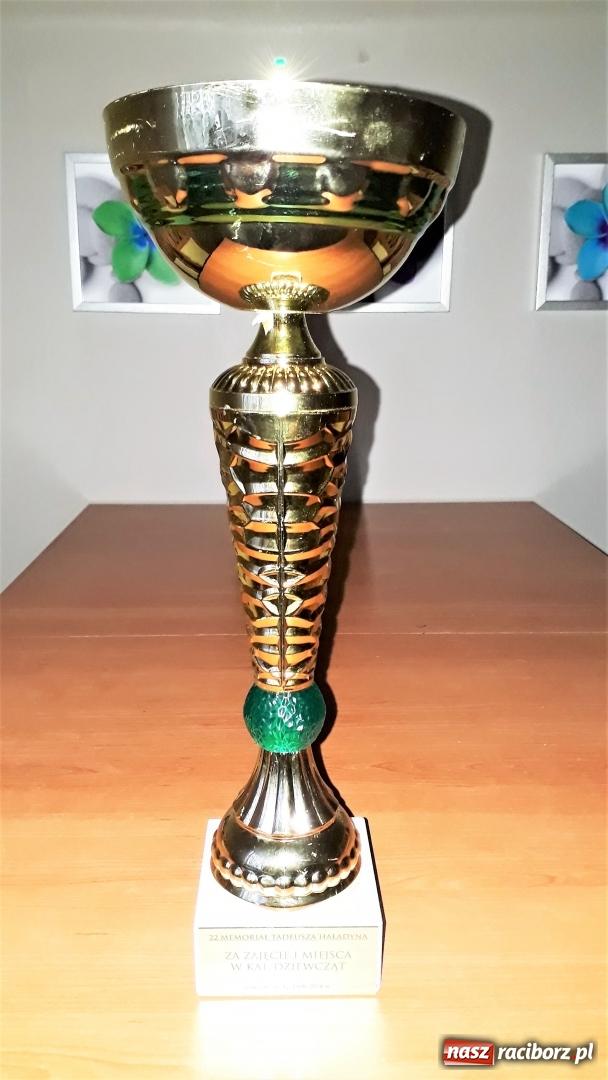 Zdjęcie w galerii na portalu naszraciborz.pl: Piłkarki ręczne Pietrowic zwycięskie w Grodkowie wiadomości z regionu