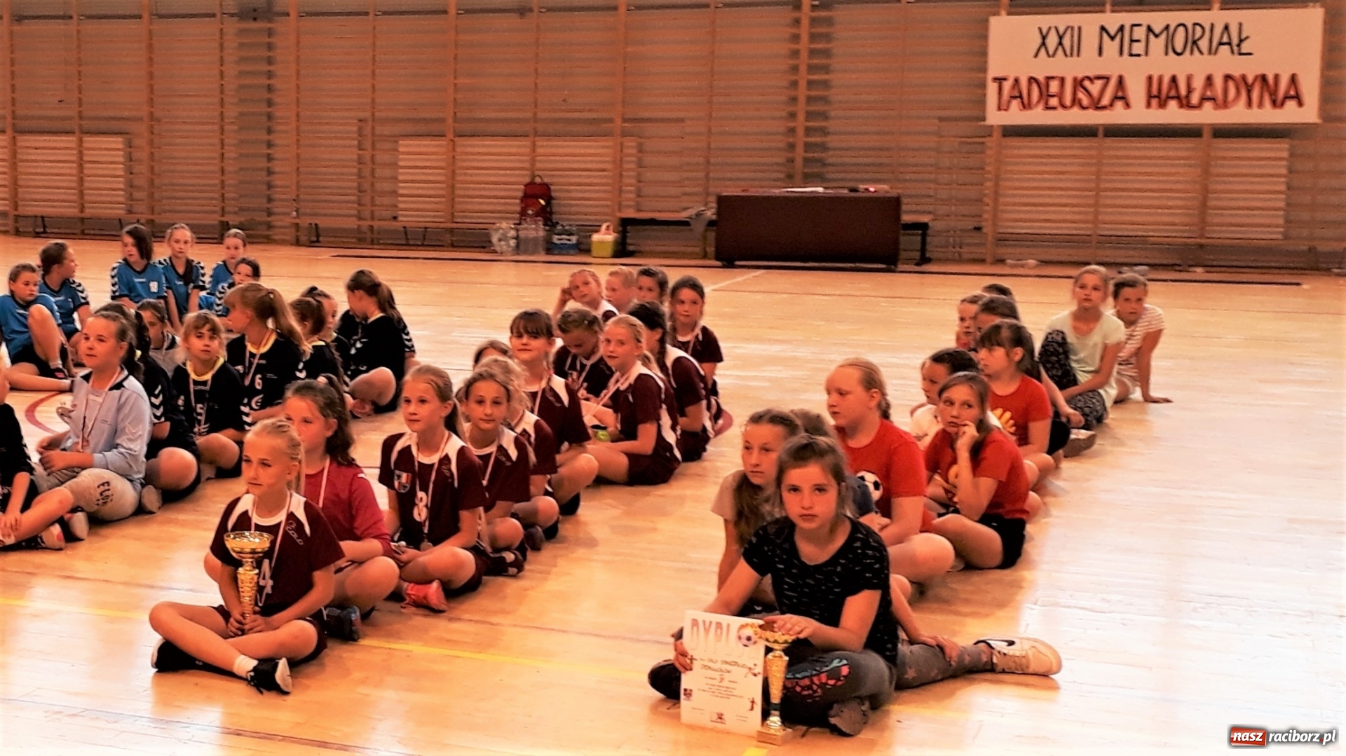 Zdjęcie w galerii na portalu naszraciborz.pl: Piłkarki ręczne Pietrowic zwycięskie w Grodkowie wiadomości z regionu