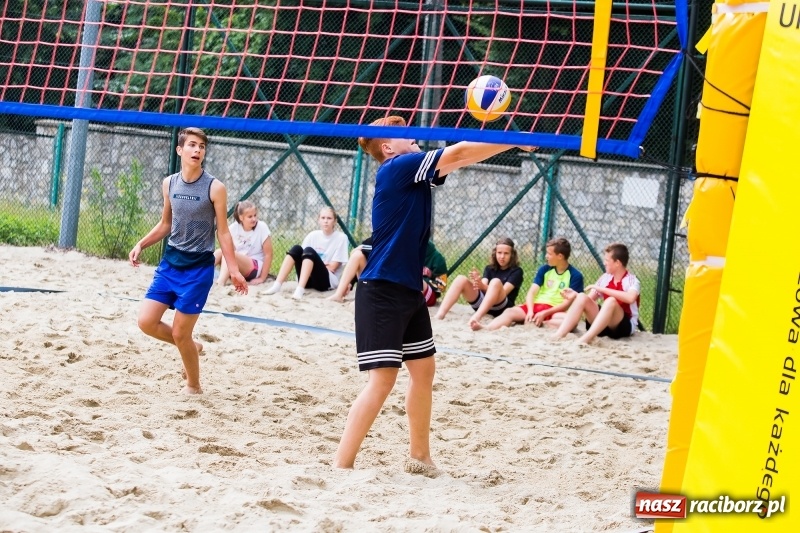Zdjęcie w galerii na portalu naszraciborz.pl: Turniej Piłki Plażowej o Puchar  Dyrektora Szkoły Podstawowej nr 18 wiadomości z regionu