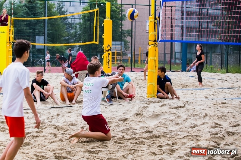 Zdjęcie w galerii na portalu naszraciborz.pl: Turniej Piłki Plażowej o Puchar  Dyrektora Szkoły Podstawowej nr 18 wiadomości z regionu