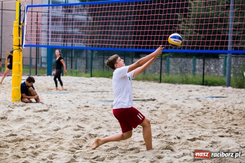 Zdjęcie w galerii na portalu naszraciborz.pl: Turniej Piłki Plażowej o Puchar  Dyrektora Szkoły Podstawowej nr 18 wiadomości z regionu