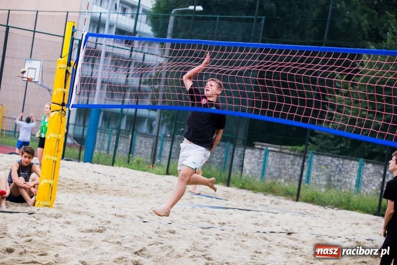Zdjęcie w galerii na portalu naszraciborz.pl: Turniej Piłki Plażowej o Puchar  Dyrektora Szkoły Podstawowej nr 18 wiadomości z regionu