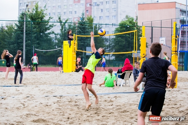 Zdjęcie w galerii na portalu naszraciborz.pl: Turniej Piłki Plażowej o Puchar  Dyrektora Szkoły Podstawowej nr 18 wiadomości z regionu