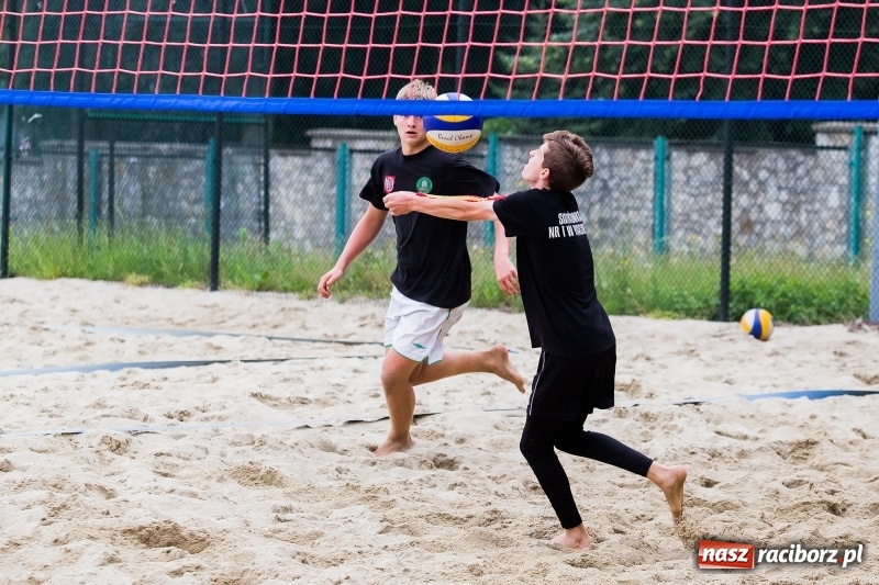 Zdjęcie w galerii na portalu naszraciborz.pl: Turniej Piłki Plażowej o Puchar  Dyrektora Szkoły Podstawowej nr 18 wiadomości z regionu