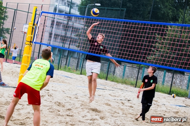 Zdjęcie w galerii na portalu naszraciborz.pl: Turniej Piłki Plażowej o Puchar  Dyrektora Szkoły Podstawowej nr 18 wiadomości z regionu