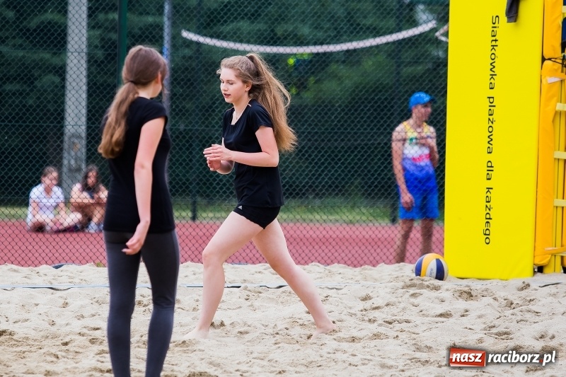 Zdjęcie w galerii na portalu naszraciborz.pl: Turniej Piłki Plażowej o Puchar  Dyrektora Szkoły Podstawowej nr 18 wiadomości z regionu