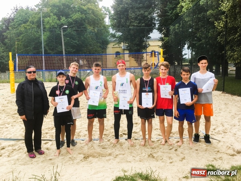 Zdjęcie w galerii na portalu naszraciborz.pl: Turniej Piłki Plażowej o Puchar  Dyrektora Szkoły Podstawowej nr 18 wiadomości z regionu