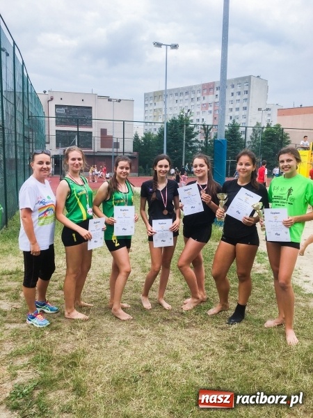 Zdjęcie w galerii na portalu naszraciborz.pl: Turniej Piłki Plażowej o Puchar  Dyrektora Szkoły Podstawowej nr 18 wiadomości z regionu