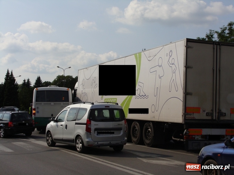 Zdjęcie w galerii na portalu naszraciborz.pl: Zderzenie ciężarówki i autobusu miejskiego przy pl. Mostowym  wiadomości z regionu