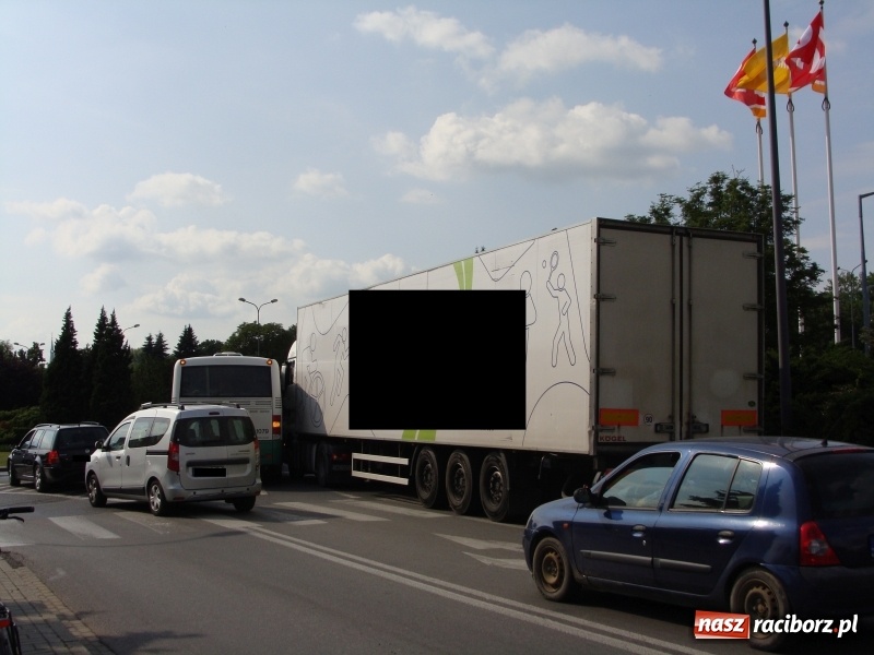 Zdjęcie w galerii na portalu naszraciborz.pl: Zderzenie ciężarówki i autobusu miejskiego przy pl. Mostowym  wiadomości z regionu
