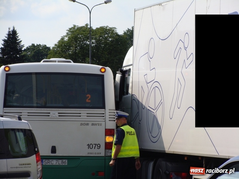 Zdjęcie w galerii na portalu naszraciborz.pl: Zderzenie ciężarówki i autobusu miejskiego przy pl. Mostowym  wiadomości z regionu