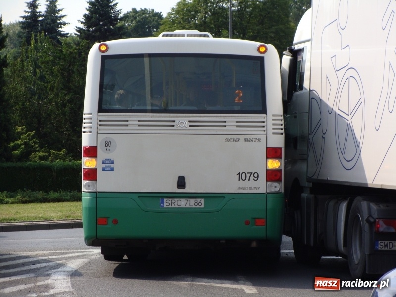 Zdjęcie w galerii na portalu naszraciborz.pl: Zderzenie ciężarówki i autobusu miejskiego przy pl. Mostowym  wiadomości z regionu