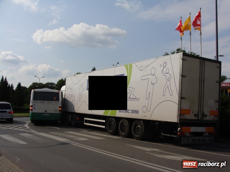 Zdjęcie w galerii na portalu naszraciborz.pl: Zderzenie ciężarówki i autobusu miejskiego przy pl. Mostowym  wiadomości z regionu