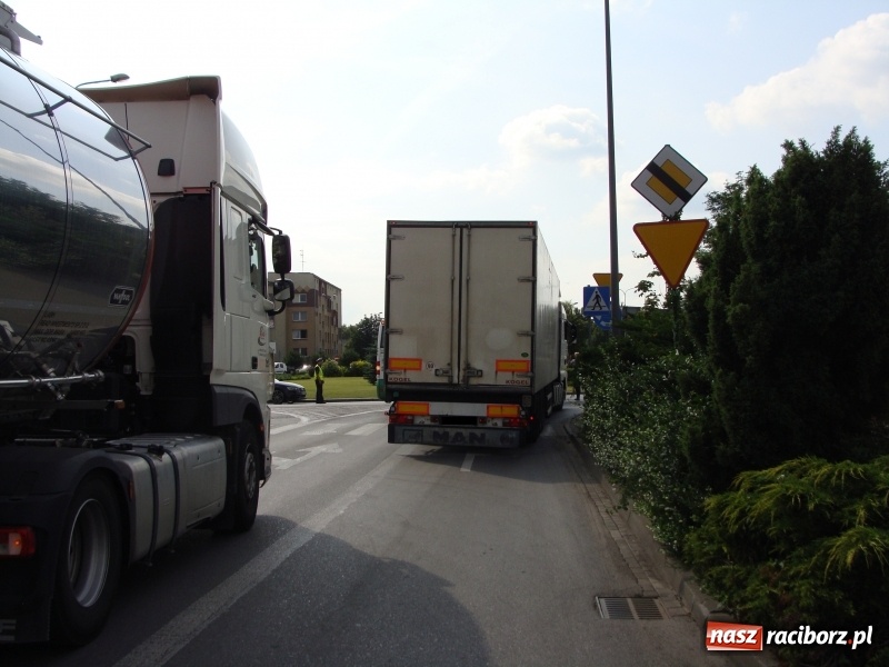 Zdjęcie w galerii na portalu naszraciborz.pl: Zderzenie ciężarówki i autobusu miejskiego przy pl. Mostowym  wiadomości z regionu