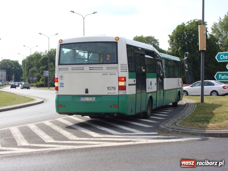 Zdjęcie w galerii na portalu naszraciborz.pl: Zderzenie ciężarówki i autobusu miejskiego przy pl. Mostowym  wiadomości z regionu