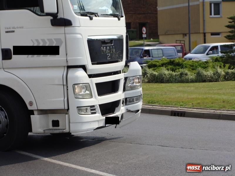 Zdjęcie w galerii na portalu naszraciborz.pl: Zderzenie ciężarówki i autobusu miejskiego przy pl. Mostowym  wiadomości z regionu