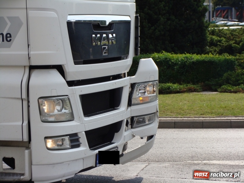 Zdjęcie w galerii na portalu naszraciborz.pl: Zderzenie ciężarówki i autobusu miejskiego przy pl. Mostowym  wiadomości z regionu