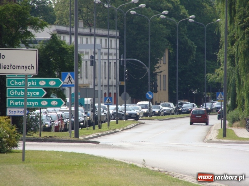 Zdjęcie w galerii na portalu naszraciborz.pl: Zderzenie ciężarówki i autobusu miejskiego przy pl. Mostowym  wiadomości z regionu