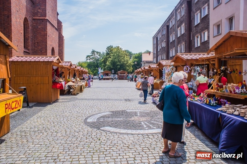 Zdjęcie w galerii na portalu naszraciborz.pl: Na Placu Dominikańskim ruszył jarmark św. Marcelego wiadomości z regionu