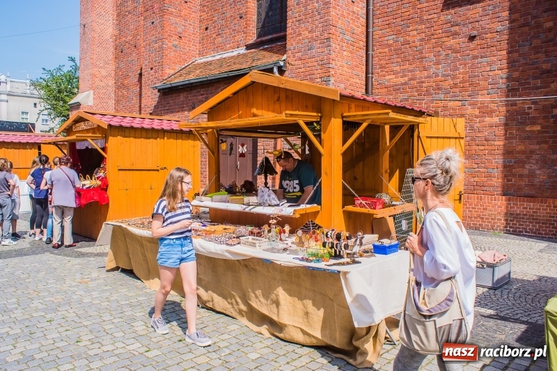Zdjęcie w galerii na portalu naszraciborz.pl: Na Placu Dominikańskim ruszył jarmark św. Marcelego wiadomości z regionu
