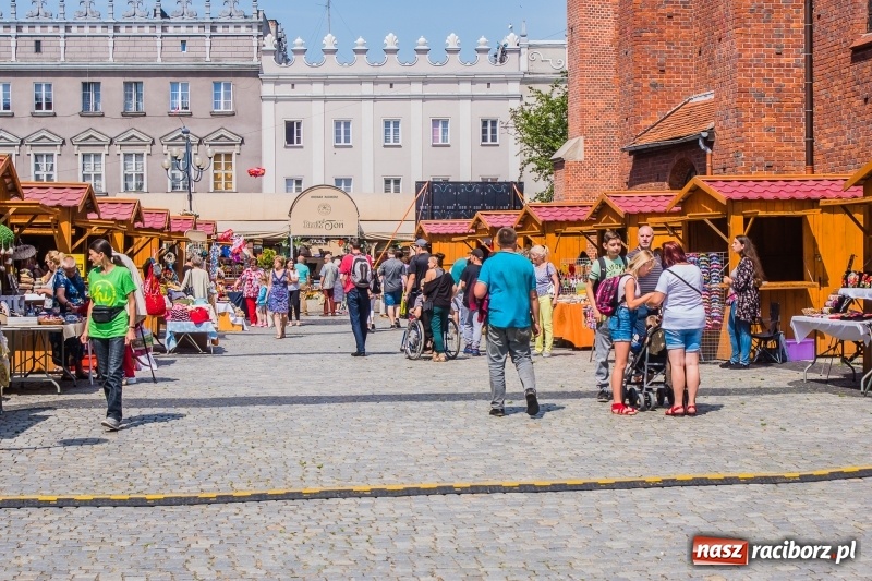 Zdjęcie w galerii na portalu naszraciborz.pl: Na Placu Dominikańskim ruszył jarmark św. Marcelego wiadomości z regionu