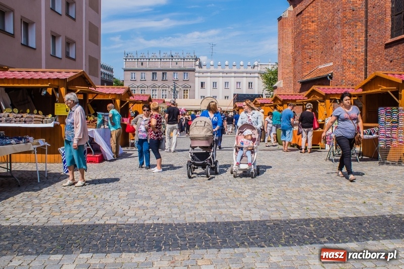 Zdjęcie w galerii na portalu naszraciborz.pl: Na Placu Dominikańskim ruszył jarmark św. Marcelego wiadomości z regionu