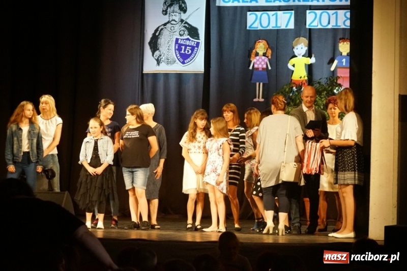 Zdjęcie w galerii na portalu naszraciborz.pl: Gala Laureatów SP 15 w Domu Kultury Strzecha wiadomości z regionu