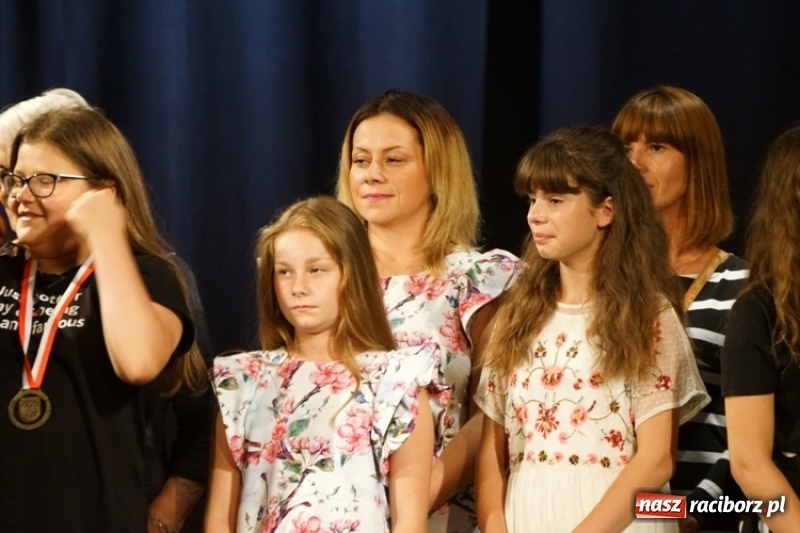 Zdjęcie w galerii na portalu naszraciborz.pl: Gala Laureatów SP 15 w Domu Kultury Strzecha wiadomości z regionu