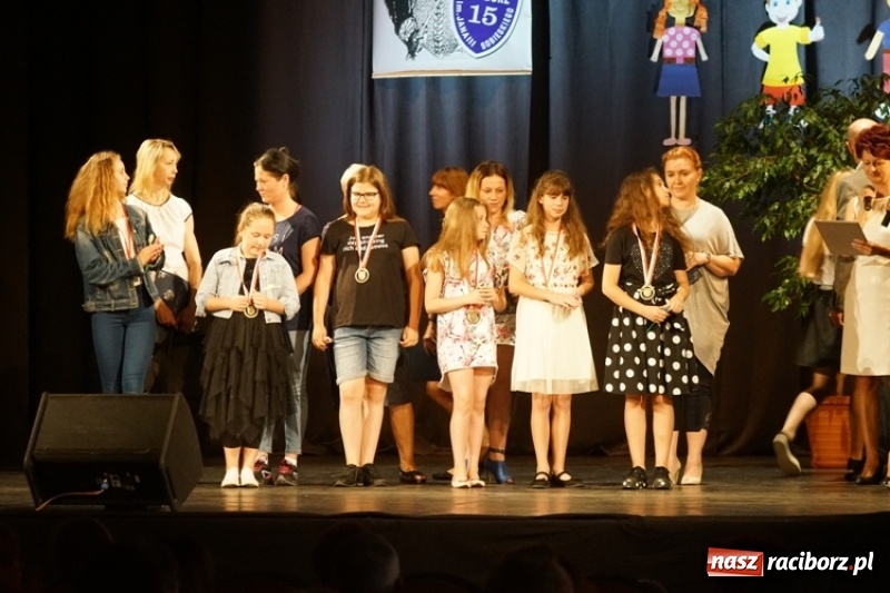 Zdjęcie w galerii na portalu naszraciborz.pl: Gala Laureatów SP 15 w Domu Kultury Strzecha wiadomości z regionu