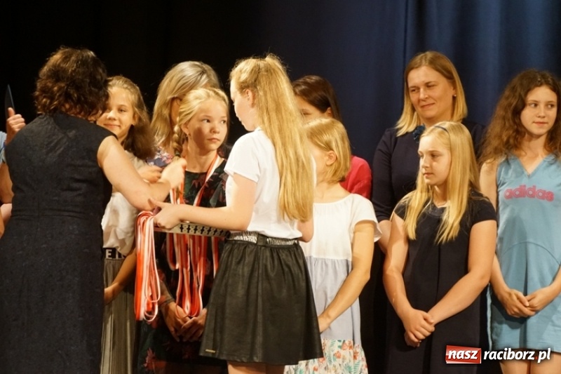 Zdjęcie w galerii na portalu naszraciborz.pl: Gala Laureatów SP 15 w Domu Kultury Strzecha wiadomości z regionu