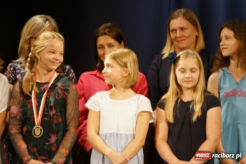 Zdjęcie w galerii na portalu naszraciborz.pl: Gala Laureatów SP 15 w Domu Kultury Strzecha wiadomości z regionu