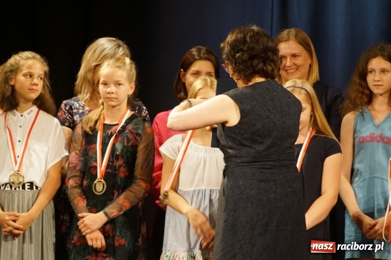 Zdjęcie w galerii na portalu naszraciborz.pl: Gala Laureatów SP 15 w Domu Kultury Strzecha wiadomości z regionu