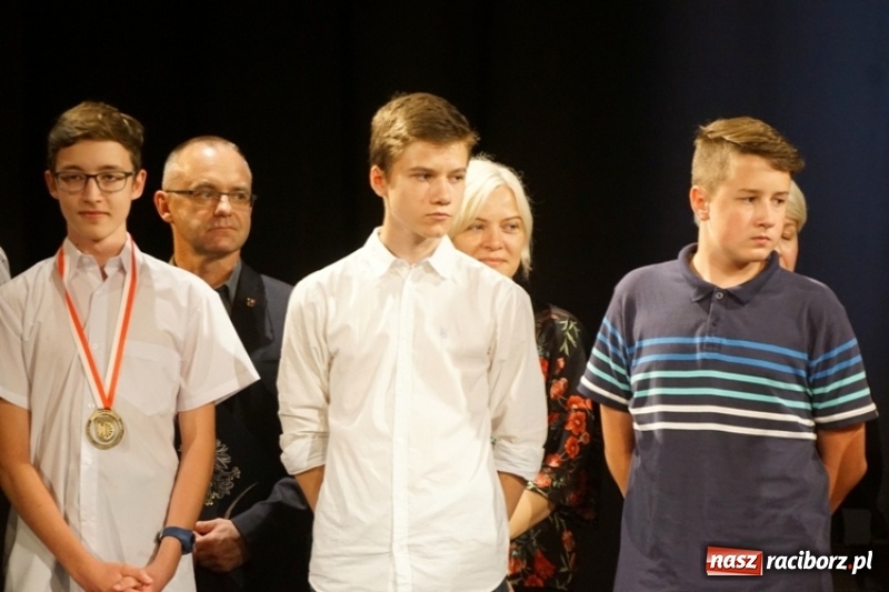 Zdjęcie w galerii na portalu naszraciborz.pl: Gala Laureatów SP 15 w Domu Kultury Strzecha wiadomości z regionu